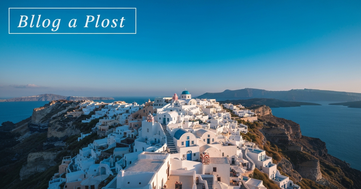 Vedere panoramica insula Santorini cu case albe si cupole albastre la apus, caldera vulcanica Grecia